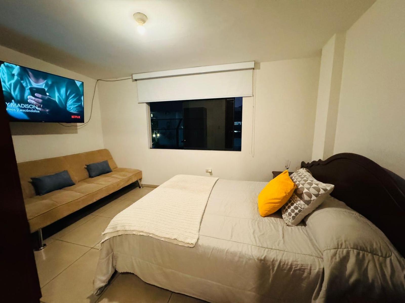 Habitacion Con Bano Y Ac A Una Cuadra Embajada Usa Casa de hóspedes