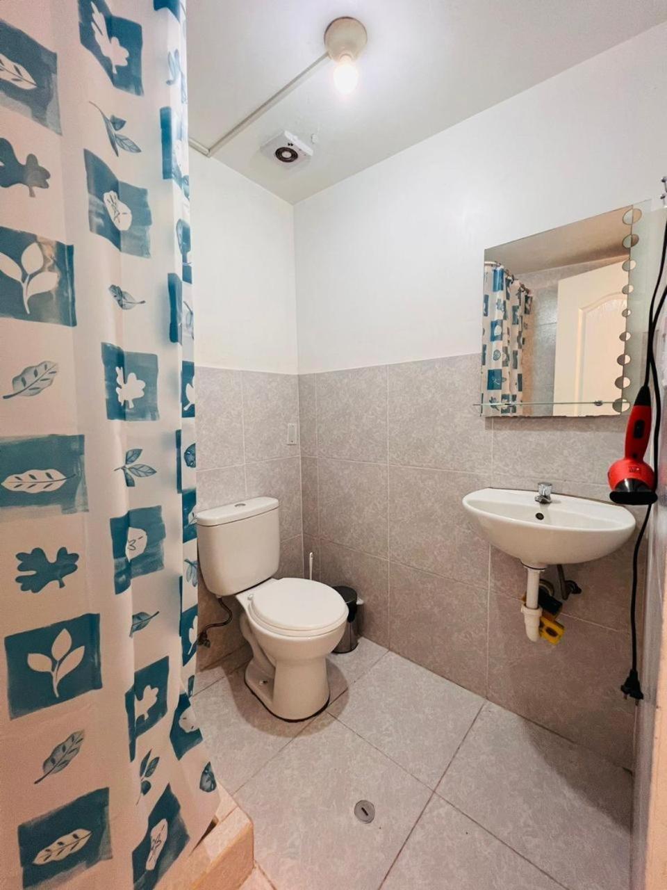 Habitacion Con Bano Y Ac A Una Cuadra Embajada Usa Casa de hóspedes *