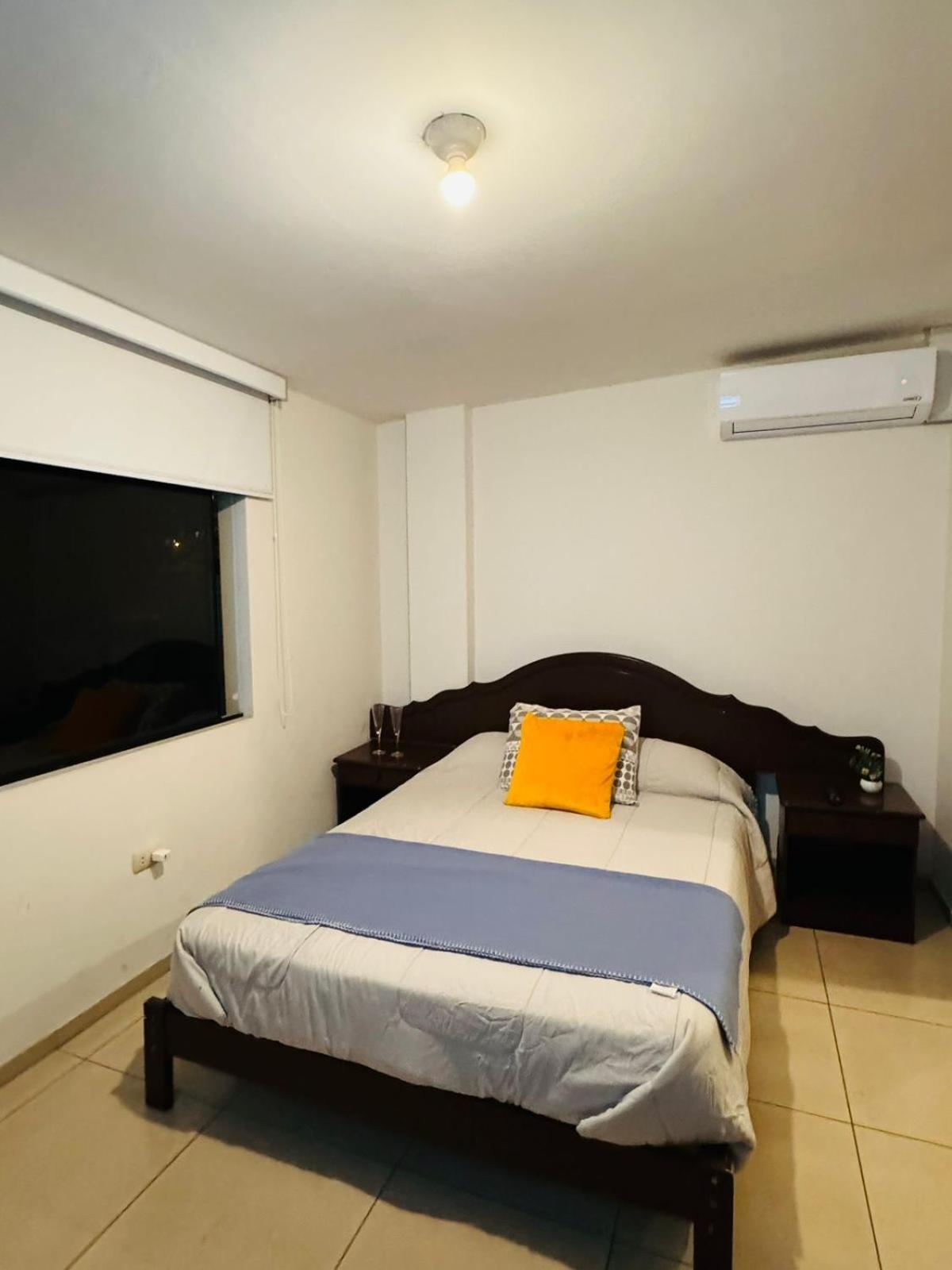 Habitacion Con Bano Y Ac A Una Cuadra Embajada Usa Casa de hóspedes