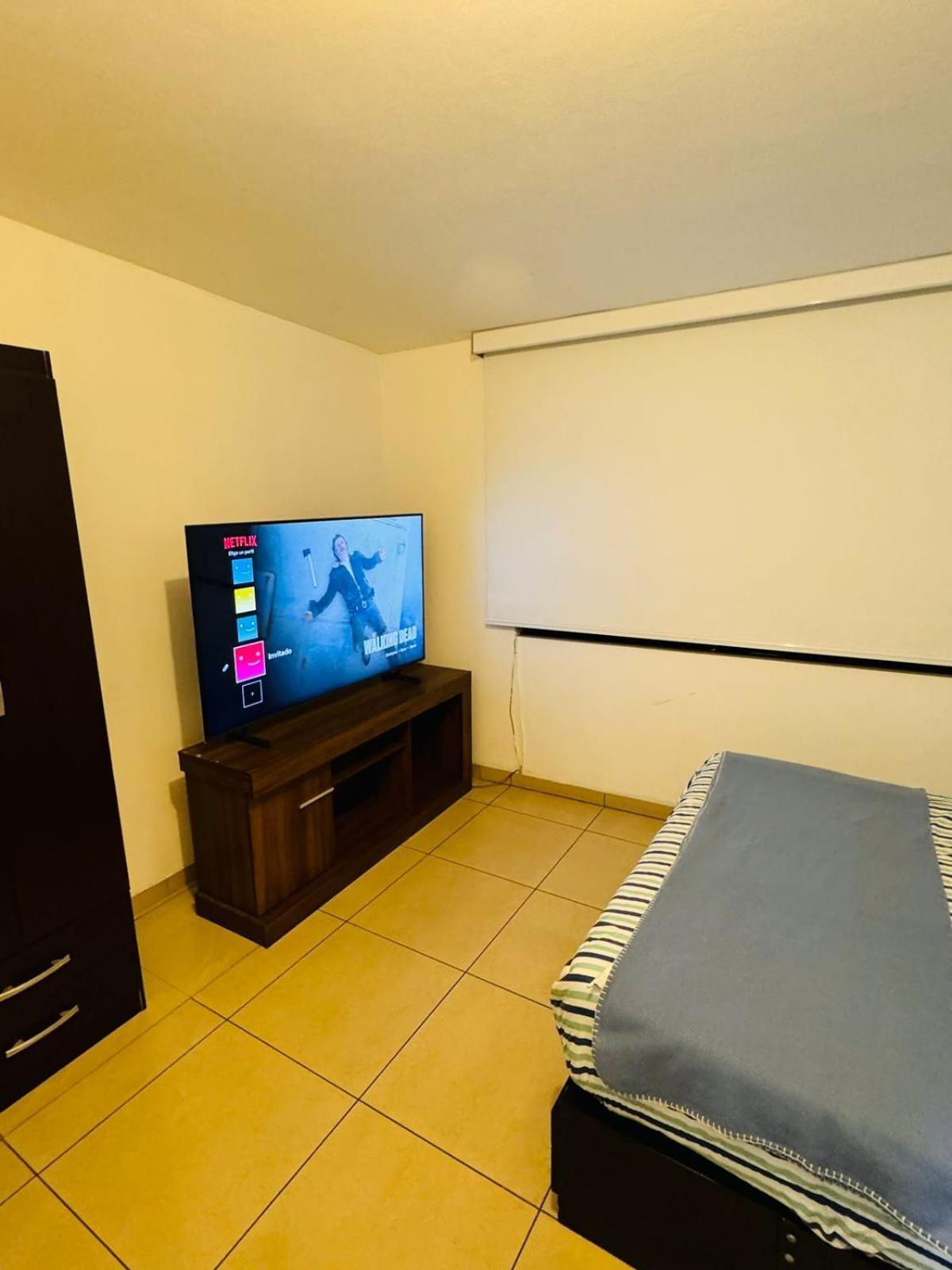 Habitacion Con Bano Y Ac A Una Cuadra Embajada Usa Casa de hóspedes *