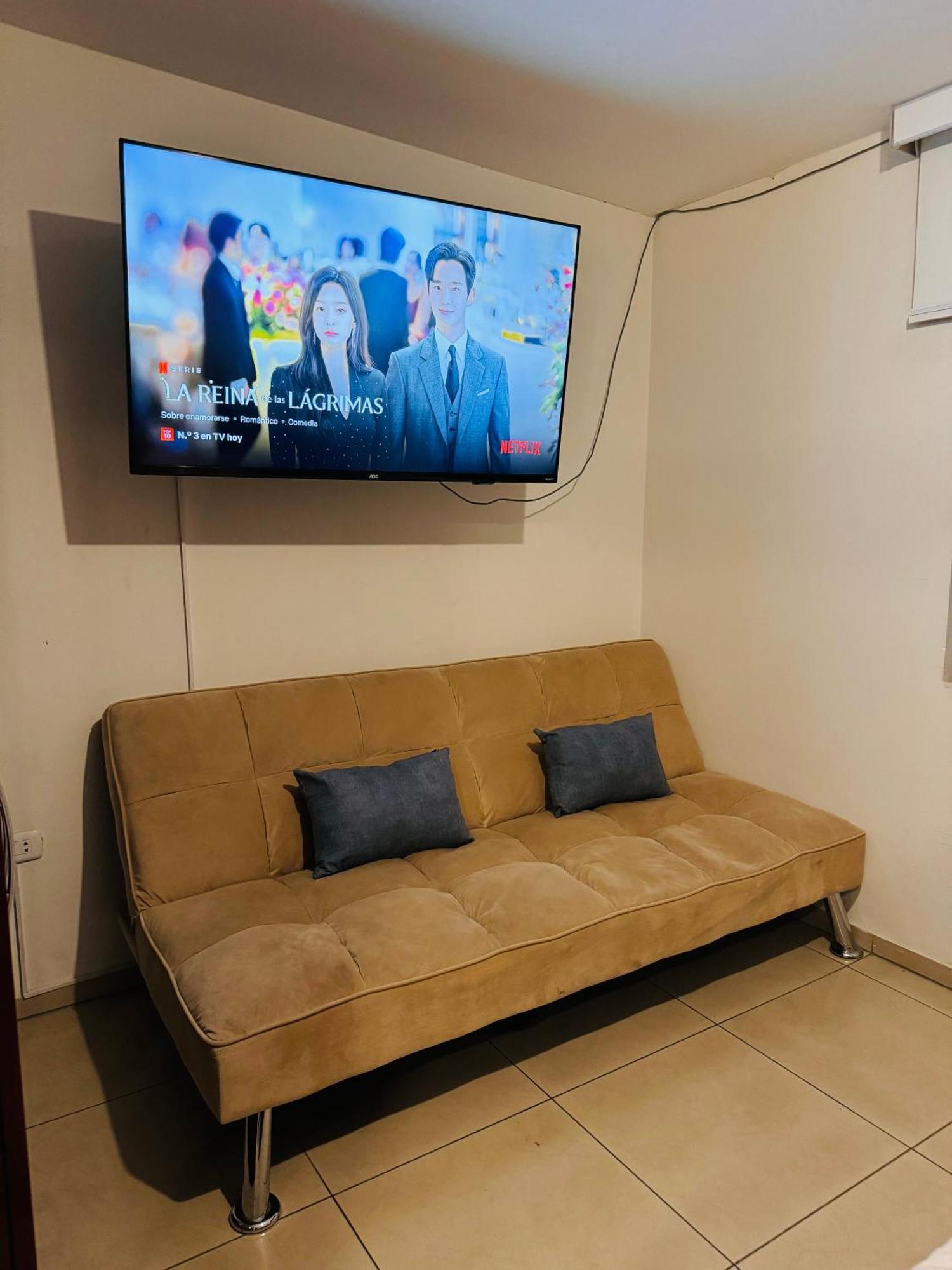 Casa de hóspedes Habitacion Con Bano Y Ac A Una Cuadra Embajada Usa Lima