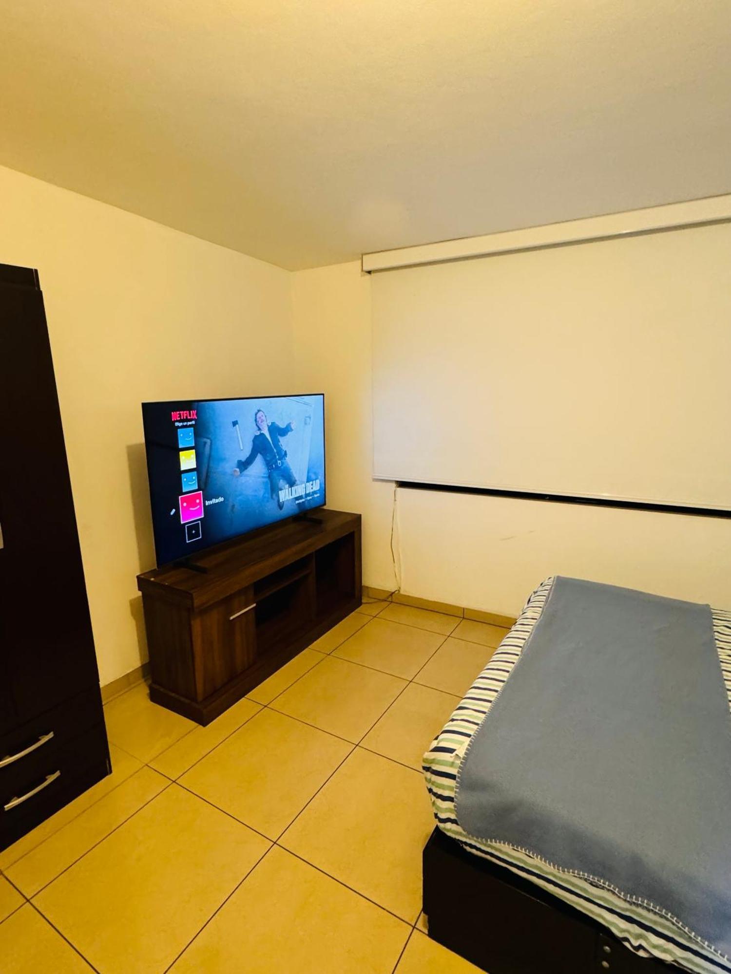 Habitacion Con Bano Y Ac A Una Cuadra Embajada Usa Casa de hóspedes Lima