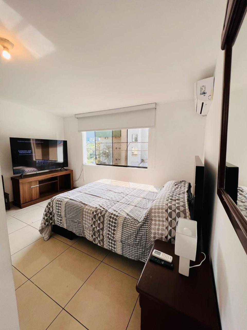 Habitacion Con Bano Y Ac A Una Cuadra Embajada Usa Maison d'hôtes Lima