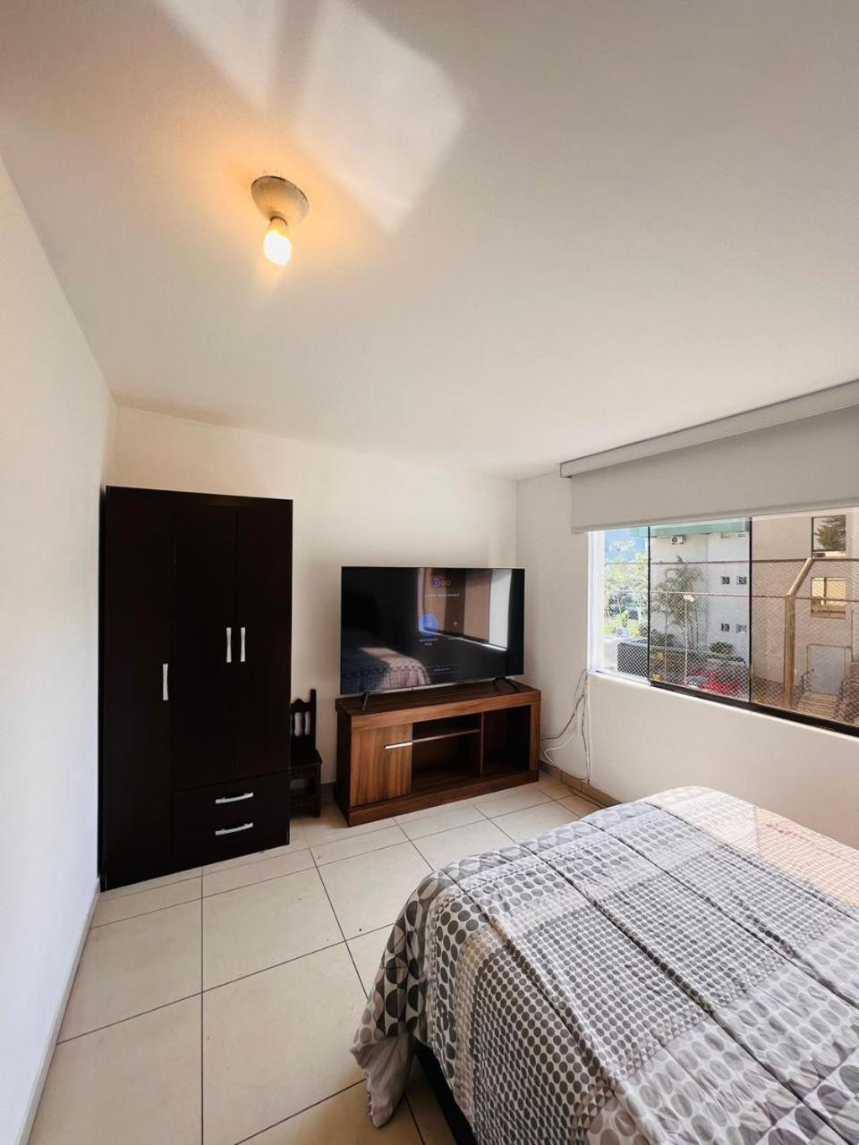 Maison d'hôtes Habitacion Con Bano Y Ac A Una Cuadra Embajada Usa Lima